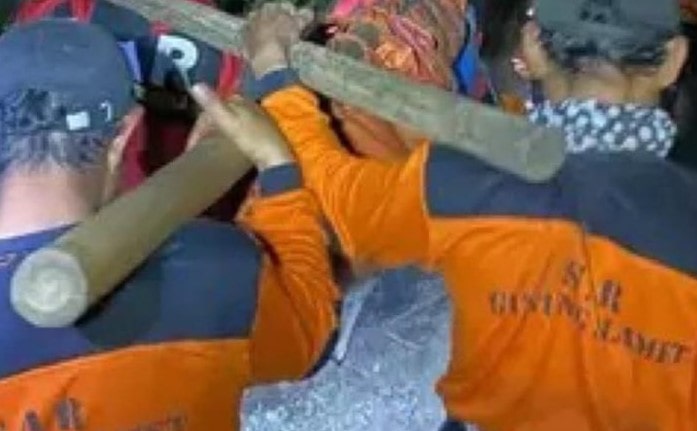 Tim SAR gabungan segera dikerahkan ke lokasi kejadian. Unit Siaga SAR Banyumas berangkat pada pukul 18.45 WIB, diikuti oleh tim dari Kantor SAR Cilacap pada pukul 19.56 WIB. Evakuasi berlangsung di jalur pegunungan yang terjal dengan kondisi malam hari yang minim penerangan.