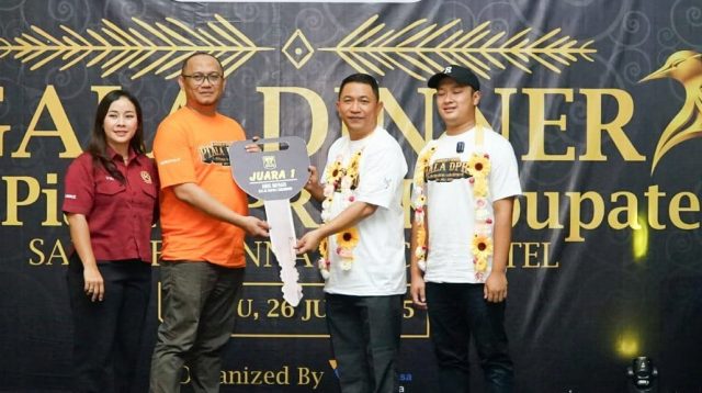 Polemik muncul terkait gelaran Lomba Burung Berkicau "Piala DPRD Kabupaten Sukabumi 2025" yang menawarkan total hadiah hampir setengah miliar rupiah. Ketua Umum Gerakan Pemuda dan Rakyat (Gapura), Hakim Adanora, menilai kegiatan tersebut tidak mencerminkan fungsi dan tanggung jawab utama lembaga legislatif. Menurut Hakim, DPRD seharusnya fokus pada pengawasan anggaran, pembentukan regulasi, dan penyerapan aspirasi masyarakat, bukan larut dalam euforia hiburan yang tidak memiliki dampak langsung pada kesejahteraan rakyat.