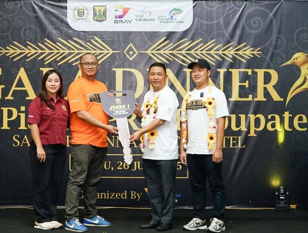 Polemik muncul terkait gelaran Lomba Burung Berkicau "Piala DPRD Kabupaten Sukabumi 2025" yang menawarkan total hadiah hampir setengah miliar rupiah. Ketua Umum Gerakan Pemuda dan Rakyat (Gapura), Hakim Adanora, menilai kegiatan tersebut tidak mencerminkan fungsi dan tanggung jawab utama lembaga legislatif. Menurut Hakim, DPRD seharusnya fokus pada pengawasan anggaran, pembentukan regulasi, dan penyerapan aspirasi masyarakat, bukan larut dalam euforia hiburan yang tidak memiliki dampak langsung pada kesejahteraan rakyat.