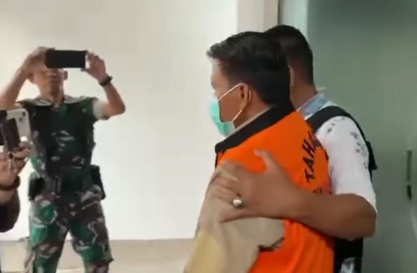 Kepala DLH Kabupaten Sukabumi, Prasetyo sempat mangkir dari tiga kali panggilan pemeriksaan, dengan alasan sakit namun setelah dicek Kesehatan di RSUD Sekarwangi Cibadak, kondisi dinyatakan sehat dijemput paksa Kamis (26/6/2025).