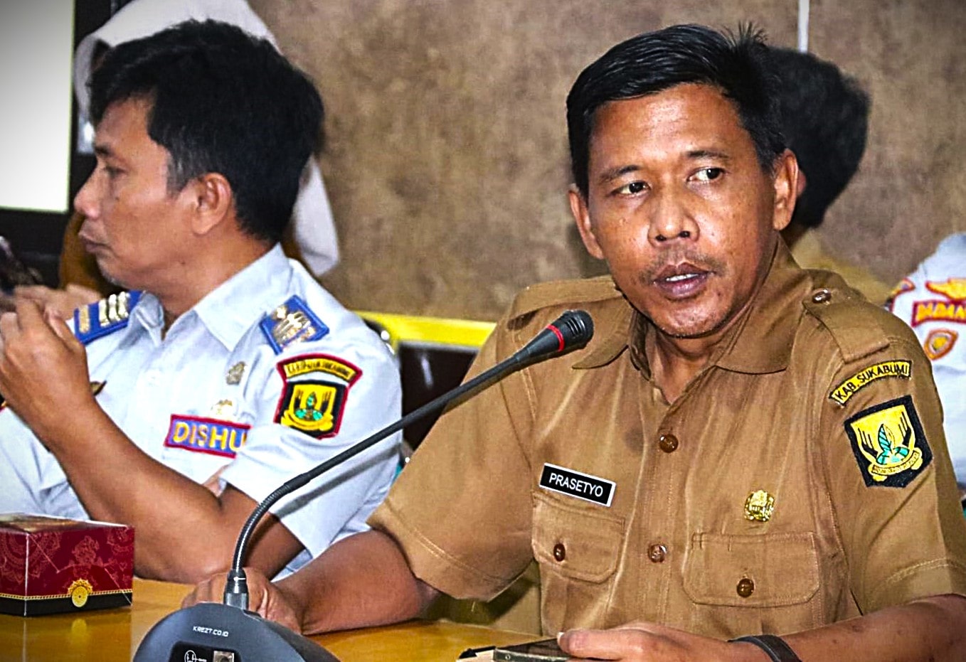 Ia menjabat sebagai Kepala Dinas Lingkungan Hidup Kabupaten Sukabumi sejak 5 Maret 2024 lalu. Karier birokratnya tak singkat. Prasetyo mengawali pengabdian dari bawah, menapaki dunia pemerintahan dengan tekun. Prasetyo pernah menduduki jabatan sebagai Camat dan kemudian dipercaya mengelola Bagian Sumber Daya Air (SDA) di Sekretariat Daerah Kabupaten Sukabumi. Dari sana, Prasetyo dikenal sebagai figur yang menguasai medan birokrasi dan memiliki kepedulian terhadap isu tata kelola lingkungan. Pendidikan formalnya mendukung peran strategis yang ia emban. Prasetyo diketahui mengantongi gelar AP (Ahli Pelayanan) dan Magister Sains (M.Si.)