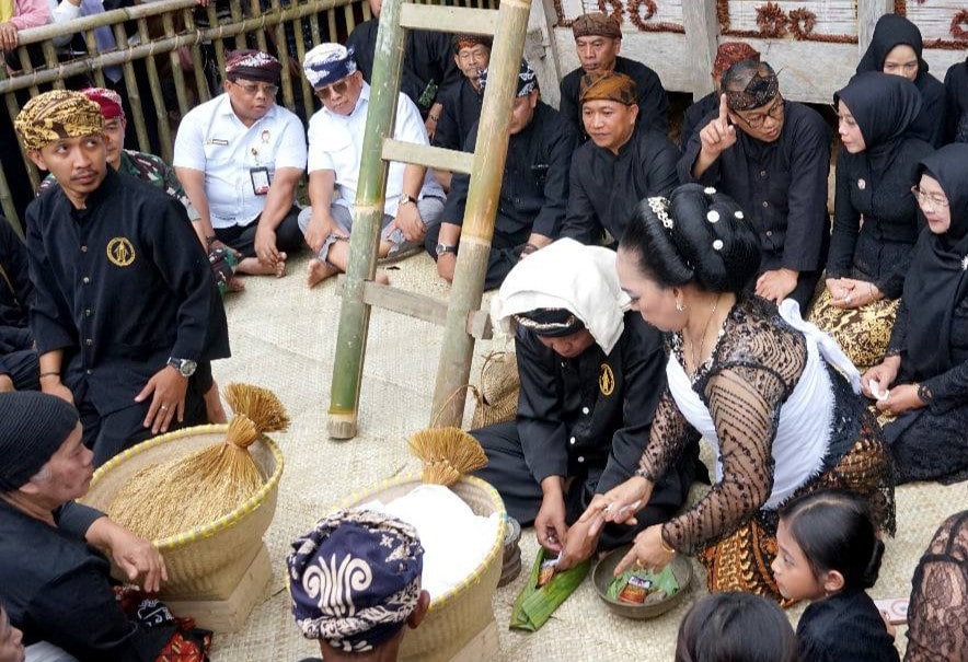 Wakil Bupati Sukabumi, H. Andreas, dibuat kagum saat menyaksikan langsung padi yang tersimpan rapi di dalam leuit (lumbung adat) Kampung Adat Kasepuhan Sinar Resmi, Cisolok. Padi itu bukan sembarangan—usianya mencapai lebih dari 90 tahun dan masih tetap utuh!
