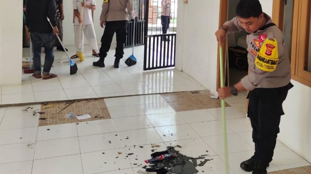 Pasca insiden pengrusakan rumah singgah atau vila yang dijadikan kegiatan retret dan kegiatan keagamaan oleh sejumlah pelajar Kristiani di Kampung Tangkil, Kecamatan Cidahu, Kabupaten Sukabumi. Sebanyak tujuh orang sudah ditetapkan sebagai tersangka oleh polisi Kapolda Jabar Irjen Rudi Setiawan menyebutkan, ketujuh tersangka itu memiliki peranan yang berbeda. Mulai dari perusakan pagar, motor dan peralatan ibadah. “Dasar penetapan tersangka ini atas laporan yang dibuat oleh Yohanes Wedy pada 28 Juni 2025 dengan korbannya adalah ibu Maria Veronica Ninna (70). Kami pun telah meminta keterangan saksi-saksi dalam kasus ini,” kata Rudi dalam keterangannya, Selasa (1/7/2025).
