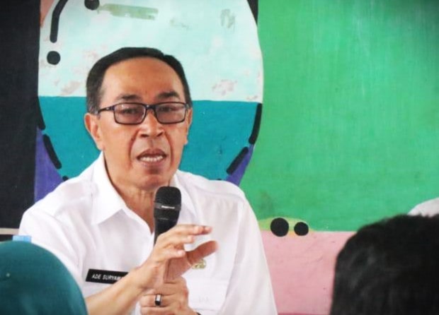 Sekretaris Daerah Kabupaten Sukabumi, Ade Suryaman, menyampaikan keprihatinan atas penetapan dan penahanan Kepala Dinas Lingkungan Hidup (DLH) Kabupaten Sukabumi, Prasetyo sebagai tersangka kasus dugaan tindak pidana korupsi. “Kami tentu sangat prihatin. Tapi untuk urusan pelayanan di DLH, akan segera ditunjuk pelaksana harian. Ada sekretaris di sana, nanti kami bicarakan dengan Pak Bupati siapa yang ditugaskan untuk memimpin sementara,” kata Ade kepada wartawan, Selasa (15/7/2025) lewat sambungan telepon watshap.