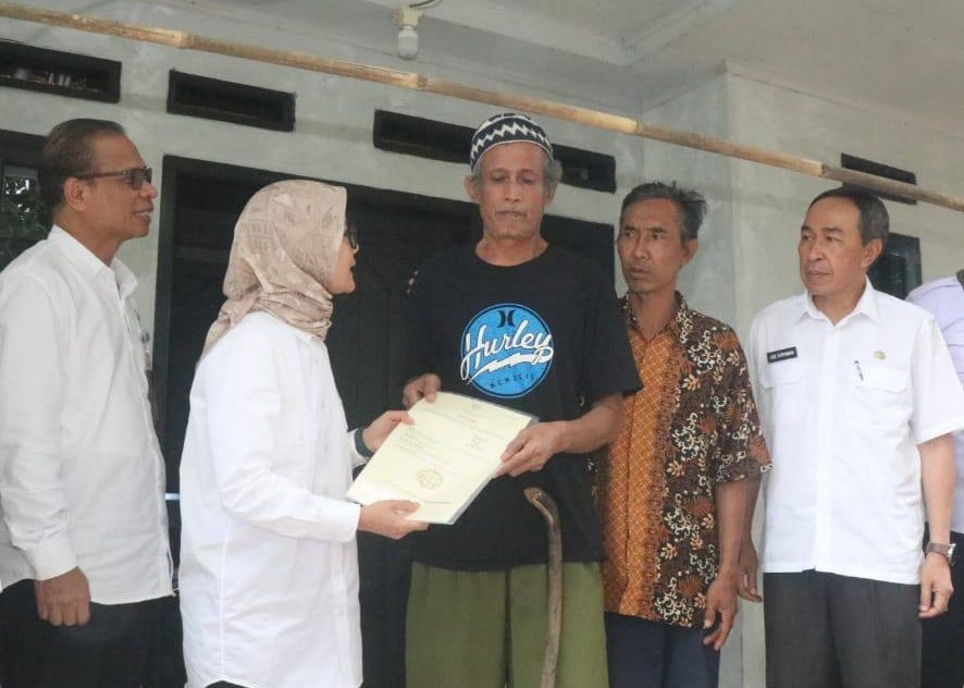 Pemerintah terus menunjukkan komitmennya dalam memberikan kepastian hukum dan meningkatkan kesejahteraan masyarakat transmigrasi. Hal itu ditandai dengan penyerahan Sertifikat Hak Milik (SHM) kepada warga transmigrasi di Kecamatan Sagaranten, Kabupaten Sukabumi, yang telah menanti kepastian hukum atas lahan sejak tahun 2001.
