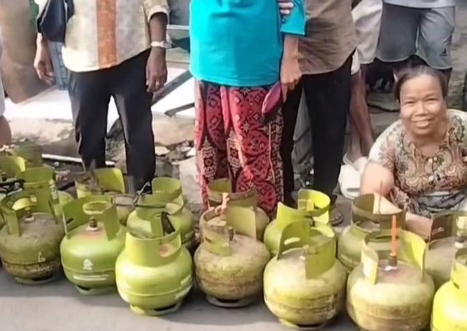Pemerintah akan memberlakukan kebijakan satu harga untuk LPG 3 kilogram di seluruh provinsi mulai tahun 2026. Langkah ini bertujuan menekan kebocoran distribusi dan menyederhanakan rantai pasok yang selama ini menyebabkan harga jual melambung di tingkat konsumen.