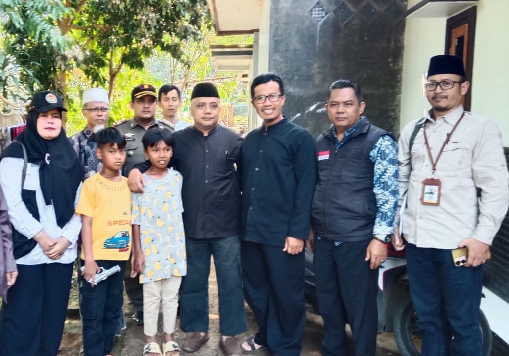 Ketua Badan Amil Zakat Nasional (Baznas) Kabupaten Sukabumi, H. Unang Sudarma, turun langsung ke lokasi untuk meninjau kondisi para korban dan memberikan semangat kepada mereka.