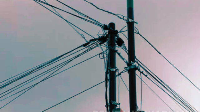 Perempuan muda di Sukabumi alami luka serius di wajah usai menabrak tiang wifi roboh di jalan berkabut saat berangkat kerja.