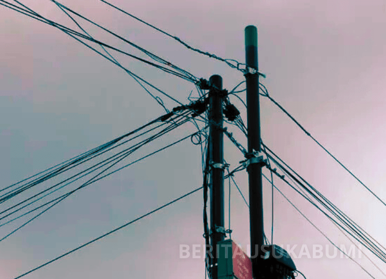 Perempuan muda di Sukabumi alami luka serius di wajah usai menabrak tiang wifi roboh di jalan berkabut saat berangkat kerja.