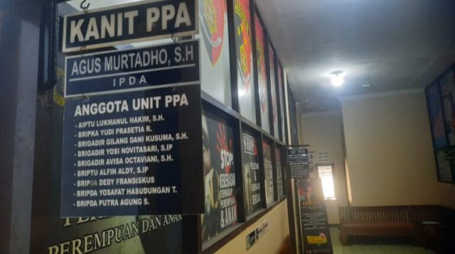 Enam orang ditetapkan sebagai tersangka kasus persekusi pelajar di Cikidang, Sukabumi. Dua pelaku masih buron, sementara korban dirawat intensif di RSUD Palabuhanratu akibat cedera serius.