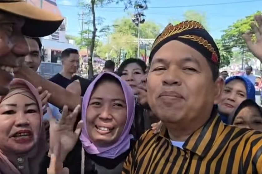 Kunjungan Gubernur Jawa Barat Dedi Mulyadi ke Sleman diwarnai spanduk penolakan dari warga dan pelaku wisata. Mereka menuding kebijakan larangan study tour telah memukul sektor pariwisata lokal. Kritik tajam pun disuarakan: “Jangan Jadikan DIY Bahan Konten!”