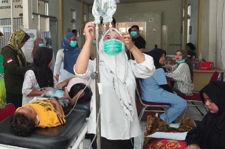 Sebanyak 138 warga di Kampung Tugu, Kecamatan Kabandungan, Kabupaten Sukabumi, Jawa Barat, menjadi korban dugaan keracunan massal setelah menyantap makanan dari sebuah acara pengajian. Peristiwa ini terjadi pada Sabtu (23/8/2025) malam dan terus berlanjut hingga Minggu (24/8/2025).