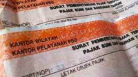 Artikel ini membahas perbandingan kebijakan PBB-P2 di Kabupaten Pati yang memicu protes besar akibat kenaikan tarif 250% dengan strategi sukses Kota dan Kabupaten Sukabumi yang menawarkan bebas denda, diskon tunggakan, dan hadiah umrah untuk meningkatkan kepatuhan wajib pajak.