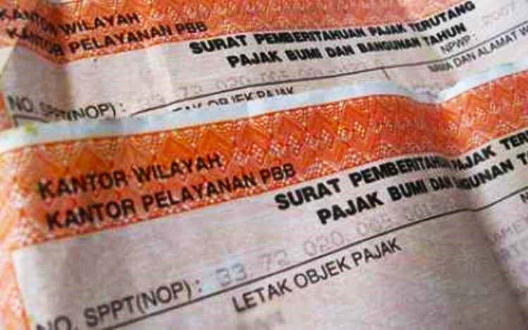 Artikel ini membahas perbandingan kebijakan PBB-P2 di Kabupaten Pati yang memicu protes besar akibat kenaikan tarif 250% dengan strategi sukses Kota dan Kabupaten Sukabumi yang menawarkan bebas denda, diskon tunggakan, dan hadiah umrah untuk meningkatkan kepatuhan wajib pajak.