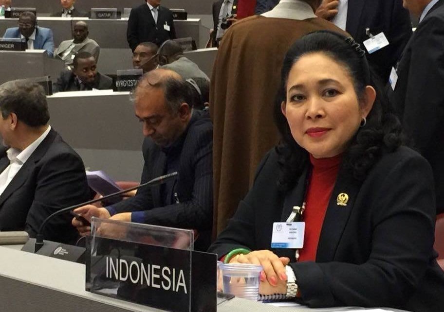 Wakil Ketua Dewan Pembina Partai Gerindra, Titiek Soeharto, menanggapi santai fenomena sopir truk yang mengibarkan bendera One Piece. Menurutnya, hal tersebut bukan masalah serius dan tidak perlu dibesar-besarkan. Ia mengajak semua pihak untuk lebih fokus pada isu-isu penting seperti pengentasan kemiskinan dan kesejahteraan rakyat.