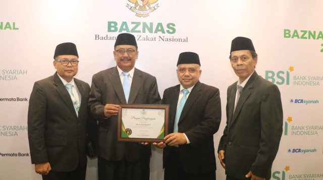Bupati Sukabumi H. Asep Japar berhasil meraih penghargaan kategori Kepala Daerah Pendukung Gerakan Zakat Indonesia. Penghargaan diserahkan langsung oleh Ketua BAZNAS RI, Prof. Dr. KH Noor Achmad, MA, di Hotel Mercure Ancol, Jakarta, Kamis (28/8/2025).