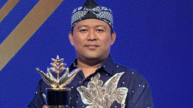 Abah Asep dari Sukabumi raih Svarna Bhumi Award 2025 lewat Kick Andy. Hanjeli jadi simbol perjuangan pangan lokal dan kebanggaan Jawa Barat.