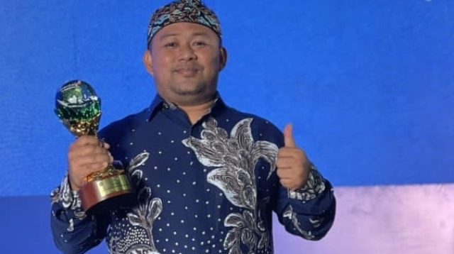 Abah Asep, sosok pegiat pelestarian tanaman hanjeli asal Kabupaten Sukabumi, kembali mencuri perhatian publik di tingkat nasional. Tepat pada momen Hari Kemerdekaan RI ke-80, Minggu, 17 Agustus 2025