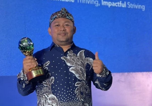 Abah Asep, sosok pegiat pelestarian tanaman hanjeli asal Kabupaten Sukabumi, kembali mencuri perhatian publik di tingkat nasional. Tepat pada momen Hari Kemerdekaan RI ke-80, Minggu, 17 Agustus 2025