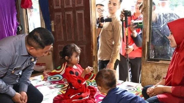 Wakil Bupati Sukabumi Andreas kunjungi Desa Cihanaga pasca kasus balita Raya meninggal. Ia menekankan pentingnya administrasi keluarga, layanan kesehatan, serta koordinasi perangkat desa.