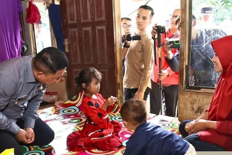 Wakil Bupati Sukabumi Andreas kunjungi Desa Cihanaga pasca kasus balita Raya meninggal. Ia menekankan pentingnya administrasi keluarga, layanan kesehatan, serta koordinasi perangkat desa.