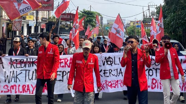 Kerap menjadi sasaran aksi demonstrasi mahasiswa akibat kebijakan yang dianggap kontroversial, Wali Kota Sukabumi Ayep Zaki mengambil langkah strategis dengan menggulirkan program baru bertajuk "Ruang Publik" yang dijadwalkan mulai berjalan pada September 2025.