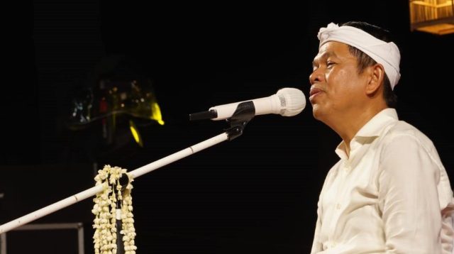 Survei Litbang Kompas Juli 2025 menyoroti kinerja Gubernur Jawa Barat Dedi Mulyadi. Mayoritas warga menilai buruk penyediaan lapangan kerja dan pengurangan pengangguran. Persoalan paling mendesak adalah lapangan kerja, infrastruktur jalan, serta harga kebutuhan pokok. Meski begitu, kepuasan publik masih tinggi pada penyediaan air bersih dan stabilitas harga.
