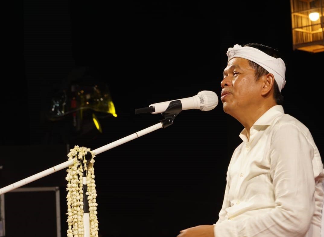 Survei Litbang Kompas Juli 2025 menyoroti kinerja Gubernur Jawa Barat Dedi Mulyadi. Mayoritas warga menilai buruk penyediaan lapangan kerja dan pengurangan pengangguran. Persoalan paling mendesak adalah lapangan kerja, infrastruktur jalan, serta harga kebutuhan pokok. Meski begitu, kepuasan publik masih tinggi pada penyediaan air bersih dan stabilitas harga.
