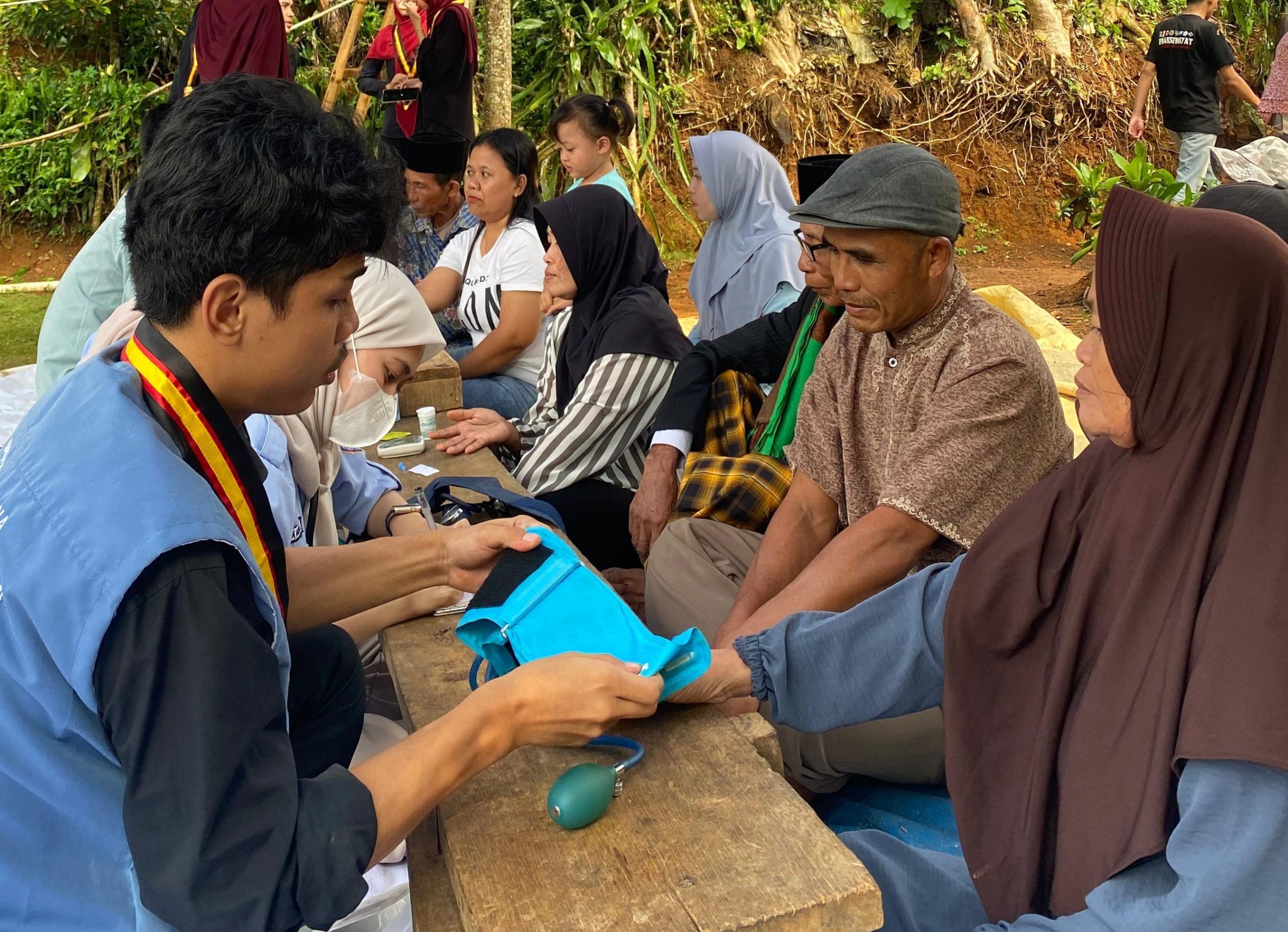 Sebagai bentuk kepedulian terhadap nasib dan kesejahteraan petani penggarap, Pimpinan Cabang Ikatan Mahasiswa Muhammadiyah (PC IMM) Sukabumi Raya menggelar kegiatan cek kesehatan gratis bagi para petani yang bertani di lahan eks HGU PT Nagawarna, Kecamatan Lengkong, Kabupaten Sukabumi. Kegiatan ini berlangsung selama dua hari, 3–4 Agustus 2025.