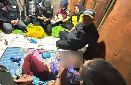 Kasus dugaan keracunan makanan kembali terjadi di wilayah Sukabumi. Sebanyak 32 siswa dari delapan kampung di Desa Cipamingkis, Kecamatan Cidolog, dilaporkan mengalami gejala seperti mual, muntah, diare, demam, hingga lemas, setelah menyantap menu Makan Bergizi Gratis (MBG) yang disediakan pemerintah pada Rabu (6/8/2025).