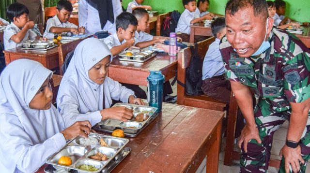 Pemerintah menetapkan anggaran Program Makan Bergizi Gratis (MBG) dalam RAPBN 2026 sebesar Rp 335 triliun. Sebanyak 82,9 juta warga menjadi penerima manfaat, dengan 75 persen dana difokuskan pada intervensi gizi untuk menekan angka stunting dan meningkatkan ketahanan pangan nasional.