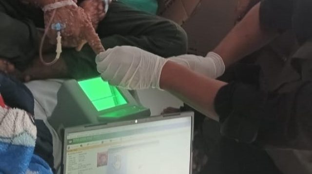 Disdukcapil Kota Sukabumi menerbitkan e-KTP untuk Maman, pemuda penderita penyakit kulit langka, langsung di ruang perawatan RSUD R. Syamsudin. Setelah belasan tahun tanpa identitas, kini Maman resmi tercatat sebagai warga Sukabumi dan bisa mengakses layanan kesehatan.
