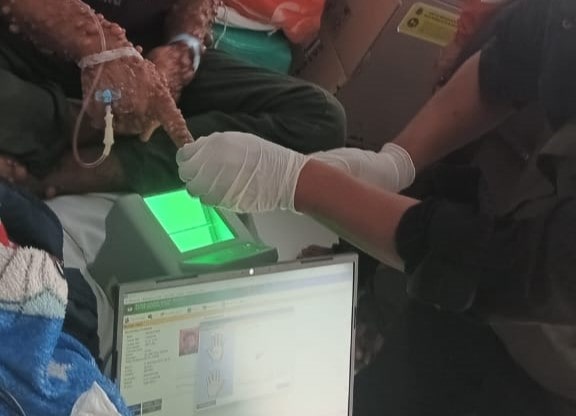 Disdukcapil Kota Sukabumi menerbitkan e-KTP untuk Maman, pemuda penderita penyakit kulit langka, langsung di ruang perawatan RSUD R. Syamsudin. Setelah belasan tahun tanpa identitas, kini Maman resmi tercatat sebagai warga Sukabumi dan bisa mengakses layanan kesehatan.