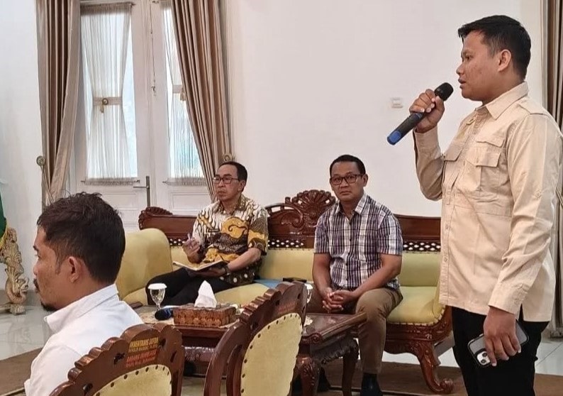 Pemerintah Kabupaten Sukabumi terus mendorong percepatan Program Makan Bergizi Gratis (MBG) sebagai langkah strategis untuk meningkatkan kualitas gizi masyarakat sekaligus memperkuat perekonomian lokal. Dipimpin Sekda H. Ade Suryaman, rapat evaluasi MBG menekankan pentingnya kolaborasi antar dinas, pelibatan petani lokal, dan optimalisasi peran Perumda Agro dalam penyediaan bahan baku. Program ini bukan sekadar soal makanan bergizi, tapi juga jalan menuju kesejahteraan petani dan ketahanan pangan daerah.