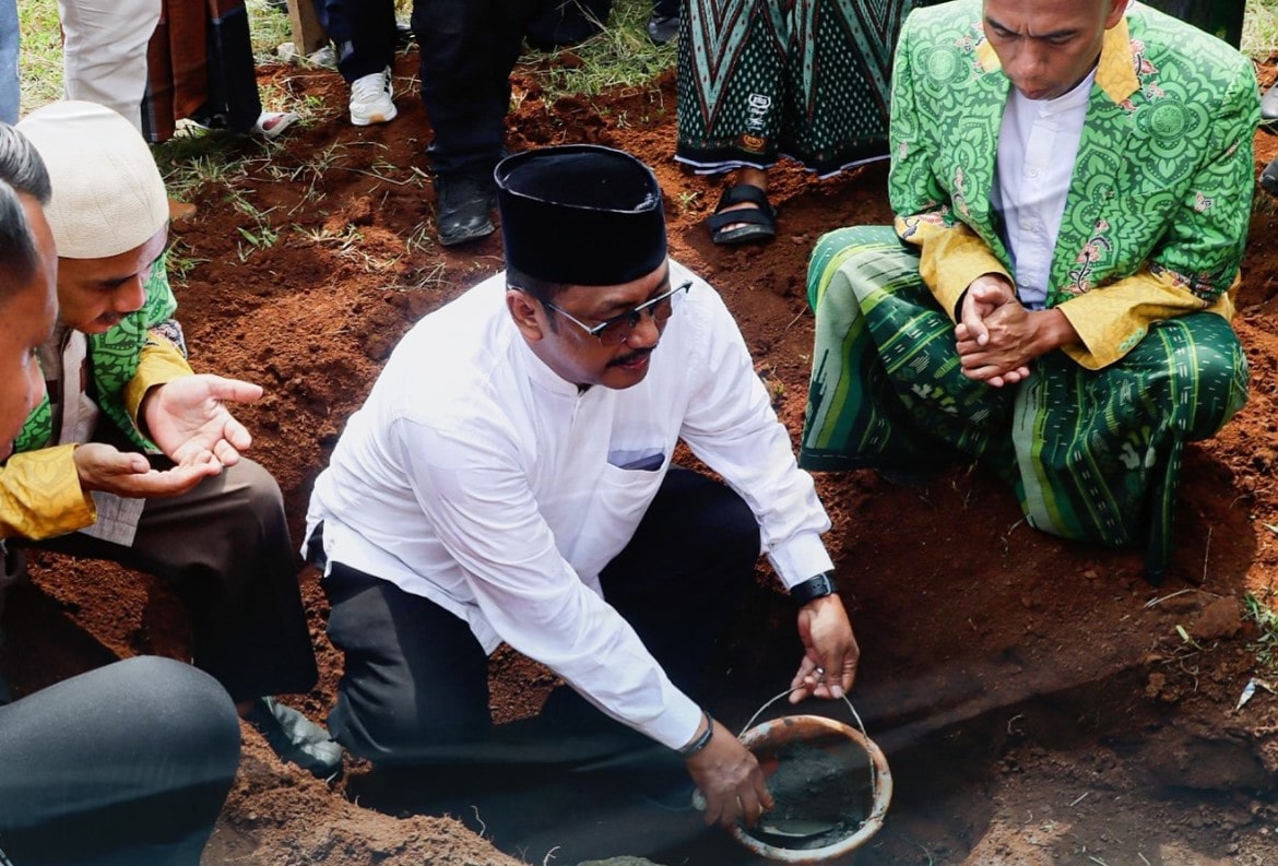 Bupati Sukabumi H. Asep Japar secara resmi melakukan peletakan batu pertama pembangunan Gedung Majelis Ulama Indonesia (MUI) Kabupaten Sukabumi di kawasan Pusat Pengembangan Dakwah Islam (Pusbangdai) Cikembar, Senin (25/8/2025). Pembangunan ini menjadi tonggak penting dalam memperkuat pusat kegiatan keislaman di Kabupaten Sukabumi.