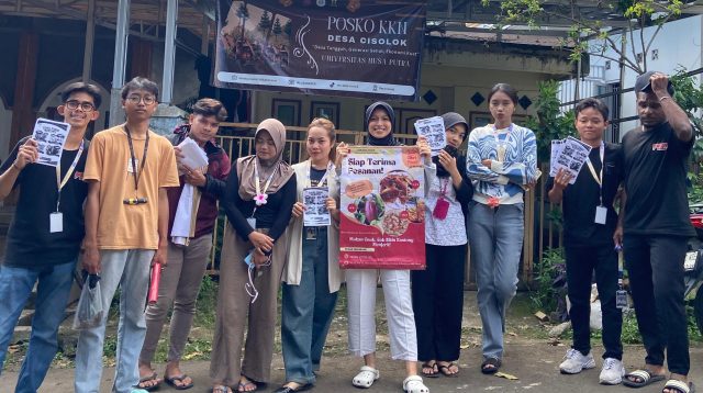 Mahasiswa Universitas Nusa Putra melalui program KKN berkolaborasi dengan UMKM di Desa Cisolok, Sukabumi. Program ini fokus pada pendampingan usaha dan pemasaran produk untuk mendorong pertumbuhan ekonomi lokal.