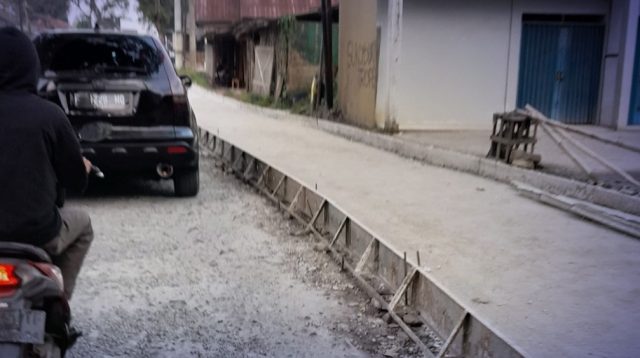 Dinas PU Kabupaten Sukabumi melalui UPTD PU Wilayah III Cicurug membetonisasi Jalan Parungkuda–Bojongpari sepanjang 180 meter. Proyek ini dilakukan untuk meningkatkan kenyamanan dan keamanan pengguna jalan, dengan pengerjaan bertahap di dua titik strategis.