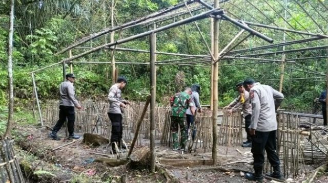 Aparat kepolisian saat membongkar tempat sabung ayam di wilayah Kampung Citoke RT 007/002, Desa Padajaya, Kecamatan Jampangkulon, Kabupaten Sukabumi (foto:istimewa)