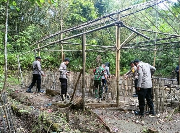 Aparat kepolisian saat membongkar tempat sabung ayam di wilayah Kampung Citoke RT 007/002, Desa Padajaya, Kecamatan Jampangkulon, Kabupaten Sukabumi (foto:istimewa)