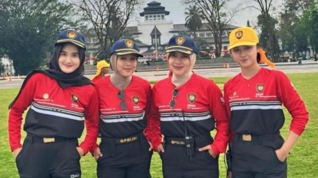 Putri Palabuhanratu Sukabumi, Salwa Ghaisani Maulana Yusup, terpilih dalam prosesi kirab bendera pusaka HUT RI ke-80 di Lapangan Gasibu, Bandung. Mahasiswi UNPAS ini harumkan nama Sukabumi lewat kiprah Paskibraka sejak 2021.