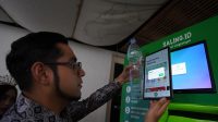 sampah-min (1) Inovasi pengelolaan sampah plastik hadir di Kota Sukabumi dengan mesin Reverse Vending Machine (RVM) pertama. Botol plastik bekas bisa ditukar menjadi poin digital untuk pulsa, kuota, hingga bayar pajak daerah.
