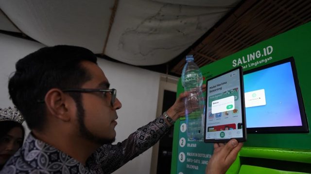 Inovasi pengelolaan sampah plastik hadir di Kota Sukabumi dengan mesin Reverse Vending Machine (RVM) pertama. Botol plastik bekas bisa ditukar menjadi poin digital untuk pulsa, kuota, hingga bayar pajak daerah.