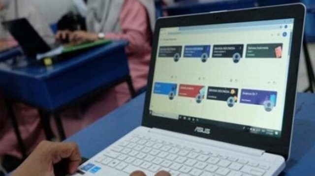 Kejaksaan Agung terus mengusut dugaan korupsi pengadaan laptop Chromebook di Kemendikbud Ristek era Nadiem Makarim. Setelah menetapkan empat tersangka, penyidikan kini merambah ke daerah, termasuk Dinas Pendidikan Kota dan Kabupaten Sukabumi, dengan melibatkan Kejati dan Kejari di seluruh Indonesia.