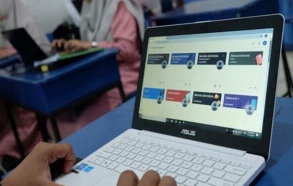 Kejaksaan Agung terus mengusut dugaan korupsi pengadaan laptop Chromebook di Kemendikbud Ristek era Nadiem Makarim. Setelah menetapkan empat tersangka, penyidikan kini merambah ke daerah, termasuk Dinas Pendidikan Kota dan Kabupaten Sukabumi, dengan melibatkan Kejati dan Kejari di seluruh Indonesia.