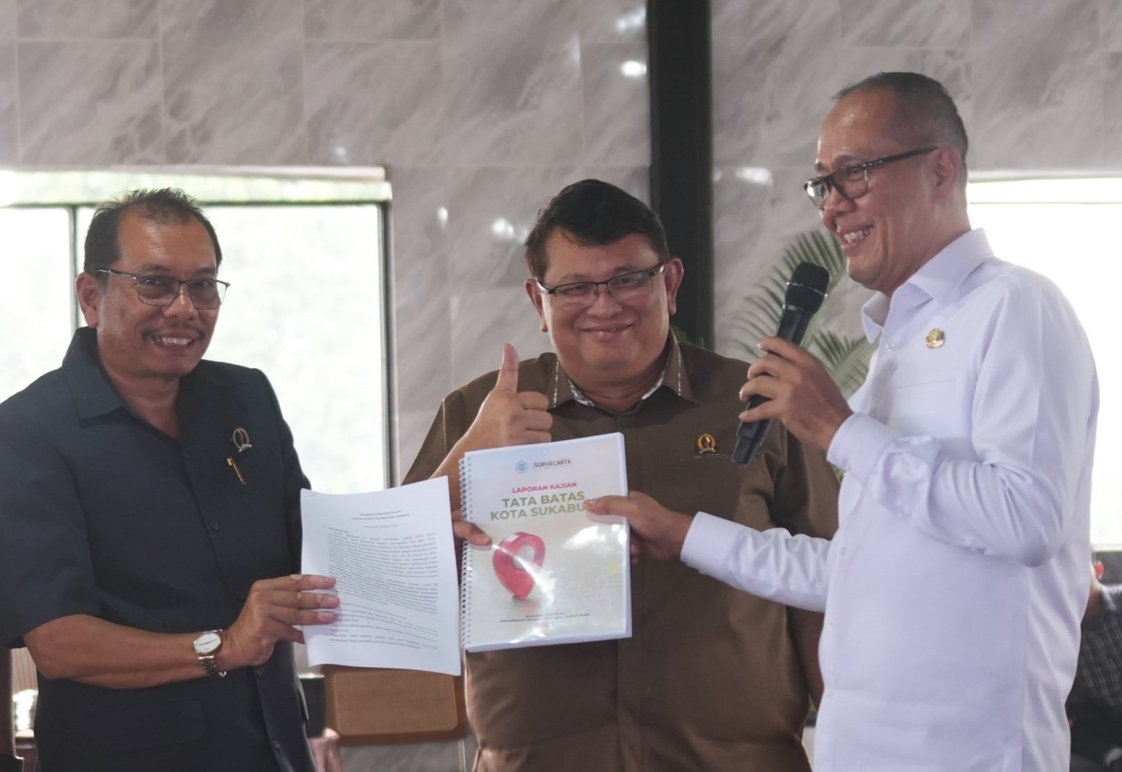 Kota Sukabumi siap memperluas wilayah hingga tujuh kali lipat dengan menggabungkan sembilan kecamatan dari Kabupaten Sukabumi. Langkah ini diharapkan mempercepat pemerataan pembangunan dan pertumbuhan ekonomi.