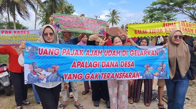 Ratusan warga Desa Kadaleman, Kecamatan Surade, Kabupaten Sukabumi, mendatangi kantor desa pada Senin (8/9/2025). Aksi tersebut dipicu oleh mencuatnya dugaan penggelapan pajak bumi dan bangunan (PBB) yang menyeret nama Kepala Desa Kadaleman, Rosid.