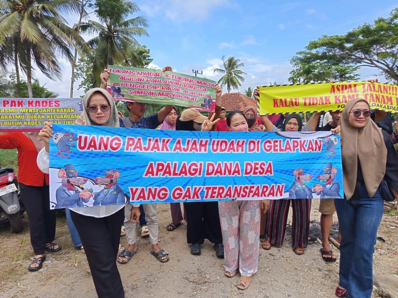 Ratusan warga Desa Kadaleman, Kecamatan Surade, Kabupaten Sukabumi, mendatangi kantor desa pada Senin (8/9/2025). Aksi tersebut dipicu oleh mencuatnya dugaan penggelapan pajak bumi dan bangunan (PBB) yang menyeret nama Kepala Desa Kadaleman, Rosid.