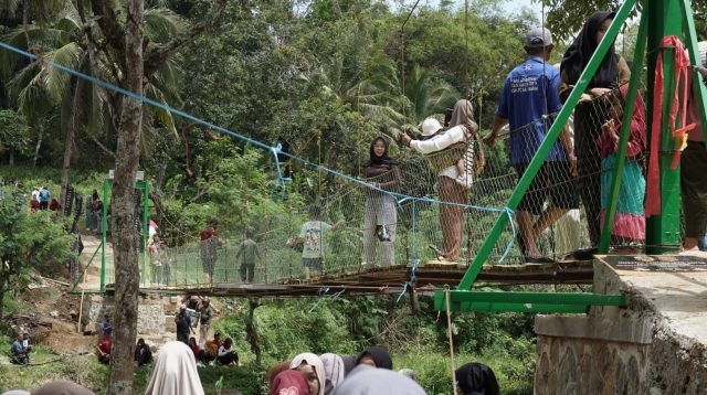 Jembatan Gantung Leuwi Sintok diresmikan Bupati Sukabumi Asep Japar. Warga Desa Cimanggu dan Karangmekar kini lebih mudah beraktivitas, akses pendidikan dan kesehatan pun semakin lancar