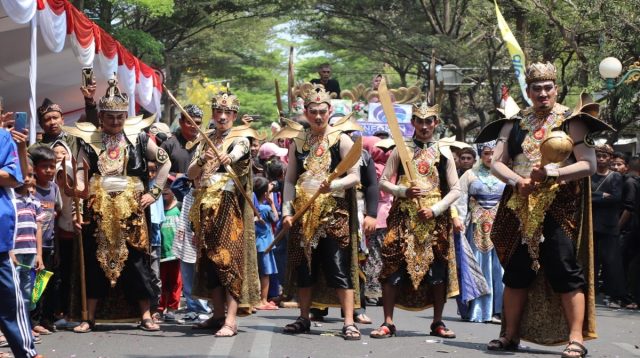 Pemkab Sukabumi menunda sejumlah acara HJKS ke-155, termasuk Sukabumi Expo dan Mojang Jejaka. Beberapa agenda tetap digelar.