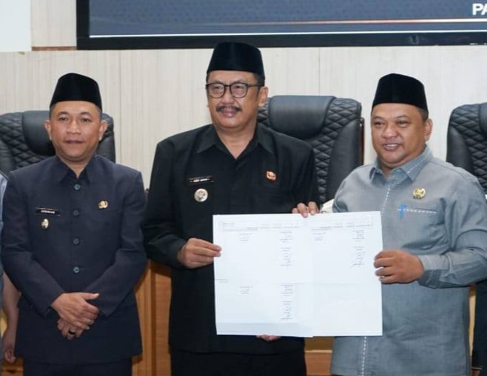 SM GAPURA menilai kinerja pemerintahan Bupati Sukabumi Asep Jafar (Asjaf) dan Wakil Bupati Andreas harus diukur dari capaian Pendapatan Asli Daerah (PAD). Tahun 2025 dengan target pajak daerah naik hampir 50 persen menjadi ujian pertama bagi kepemimpinan baru.